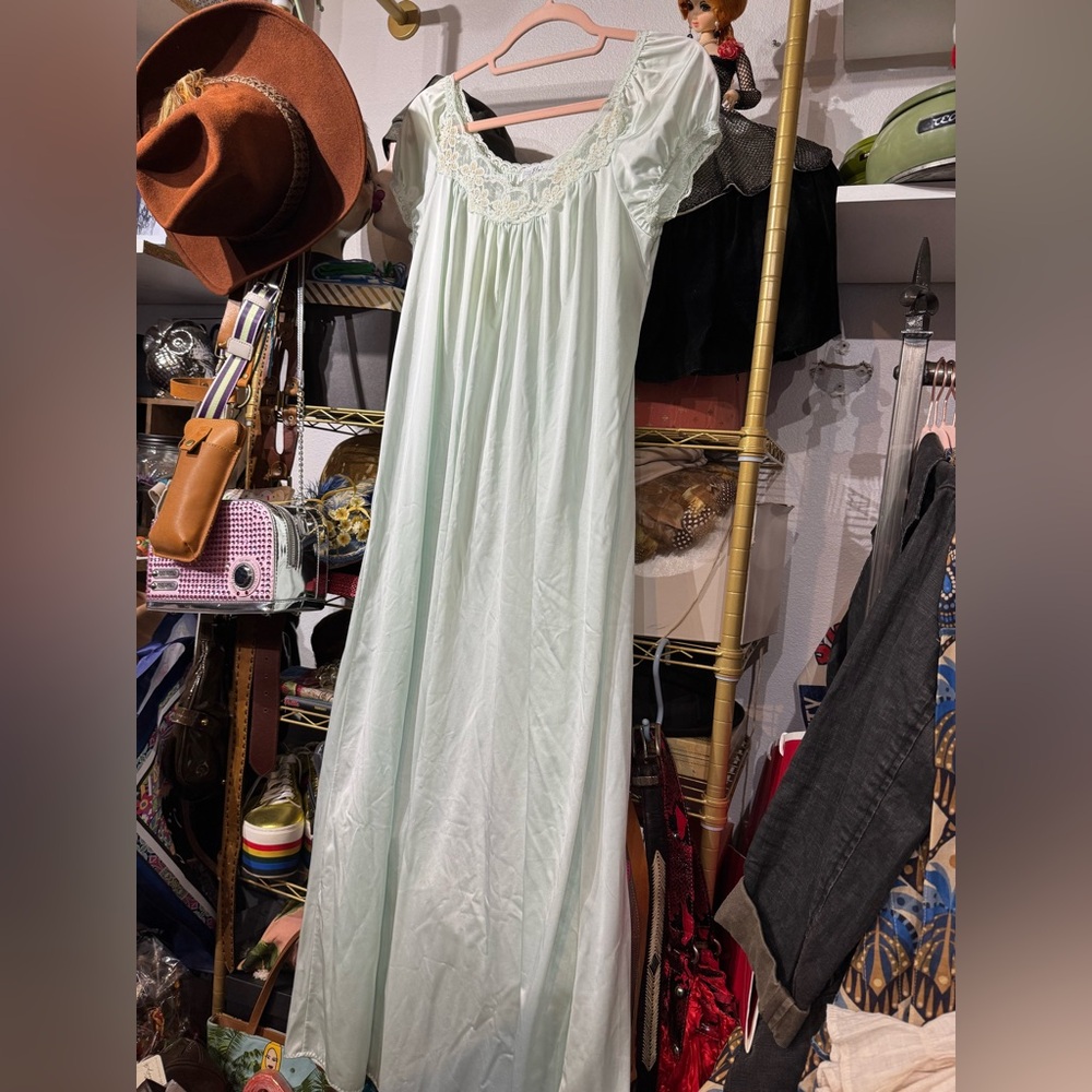 313 // Vintage Miss Elaine maxi nightgown // 19" ptp